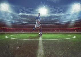 voetbal speler hits de bal van de middenveld Bij de stadion foto