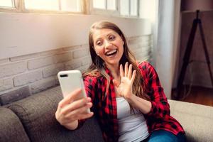 meisje doet een video telefoontje met haar familie, ten gevolge naar covid19 coronavirus. foto