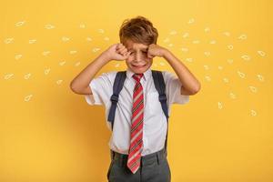 kind huilt omdat doet niet willen naar Gaan naar school. geel achtergrond foto