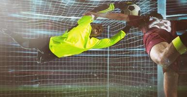 voetbal keeper, in fluorescerend uniform, maakt een opslaan Aan een dichtbij hoofd schot van de aanvaller foto