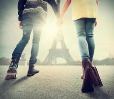 paar in liefde in Parijs foto