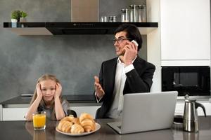 ongelukkig dochter geërgerd ten gevolge naar vader werk. foto