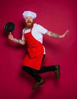 bang chef met baard en rood schort springt foto