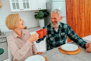 paar heeft ontbijt Bij huis met koffie en fruit foto