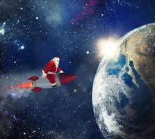 snel levering van Kerstmis cadeaus met de kerstman claus in de ruimte foto