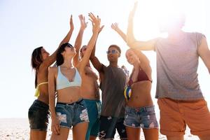 groep van vrienden hebben pret Aan de strand foto