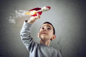 kind Toneelstukken met een raket. concept van verbeelding foto