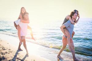 gelukkig glimlachen paren spelen Bij de strand foto