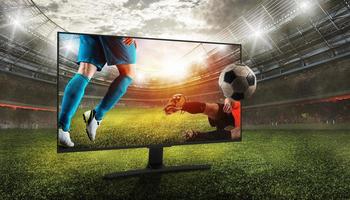 realistisch visie van een voetbal spel door televisie uitzendingen foto