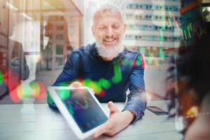 zakenman shows handel voorraad markt tabel Aan een tablet foto