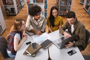 Universiteit studenten zijn aan het studeren in een bibliotheek samen. concept van samenspel en voorbereiding foto