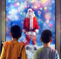 kinderen merkt op de kerstman claus door de ramen foto