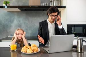 ongelukkig dochter geërgerd ten gevolge naar vader werk foto