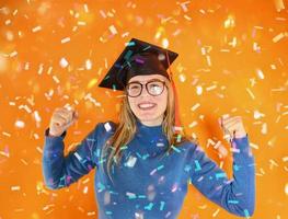 vrouw is gelukkig naar hebben bereikt diploma uitreiking en succes in studies foto