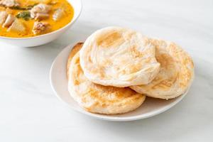 kip curry soep met roti foto