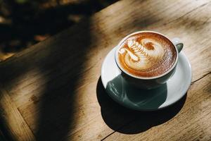 latte kunst koffie in wit kop foto