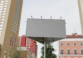 3d mockup blanco aanplakbord in downtown renderen foto