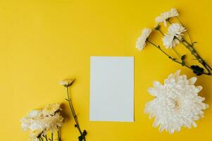 wit papier met decoratief bloemen Aan geel achtergrond foto