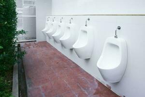 Mannen kamer urinoirs kwijting van verspilling van de lichaam, schoon toilet foto