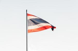 Thailand vlag Aan top van de pool in een winderig dag schemer foto