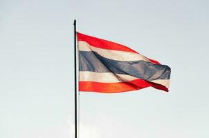 Thailand vlag Aan top van de pool in een winderig dag schemer foto