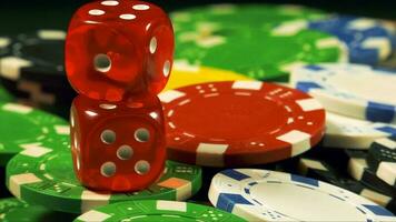 spel het gokken poker geld chips en rood dobbelstenen foto