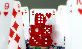 spel het gokken rood dobbelstenen en poker kaarten foto