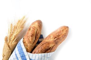 huis gemaakt baguette brood met gerst rijst- geïsoleerd Aan wit achtergrond, foto