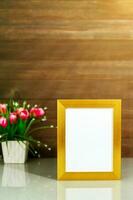 foto mock-up met gouden frame op tafel