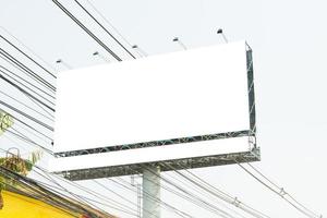 aanplakbord blanco voor buitenshuis reclame poster Bij blauw lucht. foto