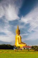 de terug van een groot gouden geel Boeddha Bij wat muang, welke is een belangrijk religieus toerist bestemming in ang string provincie in Thailand foto