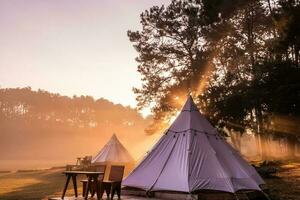 tent camping in de ochtend- . Bij thung salaeng luang nationaal park phetchabun provincie, Thailand foto