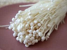 populair in Aziatisch keuken vers gouden naald- paddestoel of enoki foto