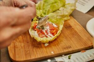 chef maakt kool broodjes met Zalm, wortels en saus in de keuken. Frans recept foto