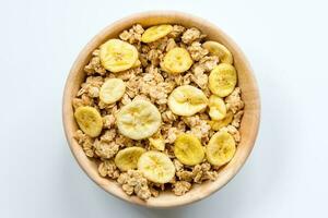 kom van muesli en muesli geïsoleerd Aan wit top visie. foto