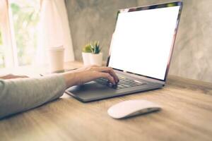 bedrijf vrouw gebruik makend van laptop computer Doen online werkzaamheid Aan hout tafel Bij huis kantoor. foto