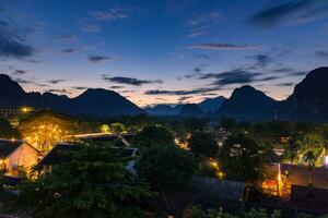 gezichtspunt en mooi landschap in zonsondergang Bij vang vieng, Laos. foto