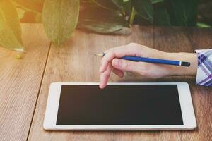 Azië vrouw met behulp van tablet op tafel in de coffeeshop foto