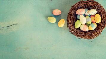 kleurrijk Pasen eieren in nest Aan hout pastel kleur achtergrond met ruimte. foto