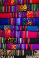 kleurrijke traditionele Peruaanse stoffen op de markt