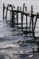 uitzicht op oude houten pier foto