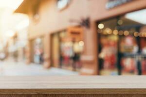 leeg hout tafel en wijnoogst toon wazig onscherp van menigte mensen in wandelen straat festival en boodschappen doen winkelcentrum. foto