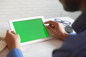 zakenman met behulp van digitale tablet mockup op een bureau