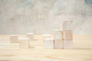 houten speelgoed- kubussen Aan houten tafel ang grijs achtergrond foto