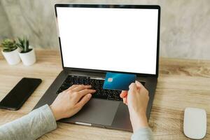 vrouw gebruik makend van credit kaart Aan laptop voor boodschappen doen online foto