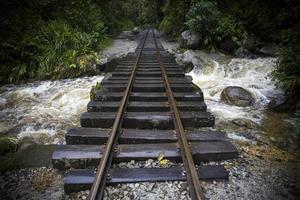 spoorweg bij aguas calientes in peru foto