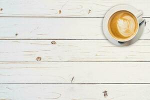 bovenstaand koffie kop Aan wit houten verf tafel met kopiëren ruimte. foto