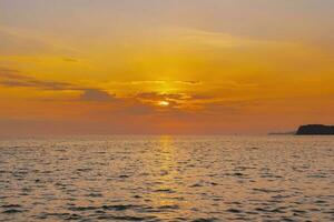 landschap van zonsondergang Aan de kust zee, golven, horizon. top visie. foto