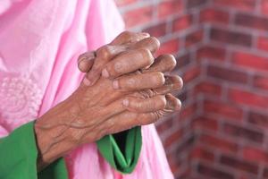 close-up van senior vrouw handen bidden op ramadan foto