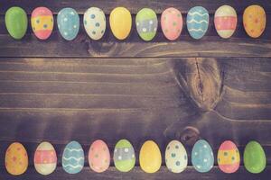 coloëvol Pasen eieren Aan plank houten achtergrond met ruimte. foto